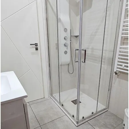 Richard & Policlinico Guest house *